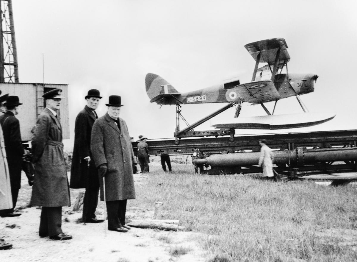 Winston Churchill et le Secrétaire d'état attendant de voir le lancement du Havilland Queen Bee drone radio-commandé, 6 Juin 1941